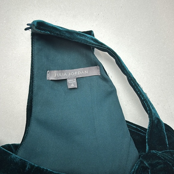 Velvet Forest Green Formal Dress by JULIA JORDAN - Picture 5 of 8